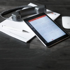 Papierblock, Telefon und Tablet auf dem Bürotisch
