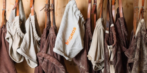 Schwingerhosen_mit_Migros-Logo.jpg
