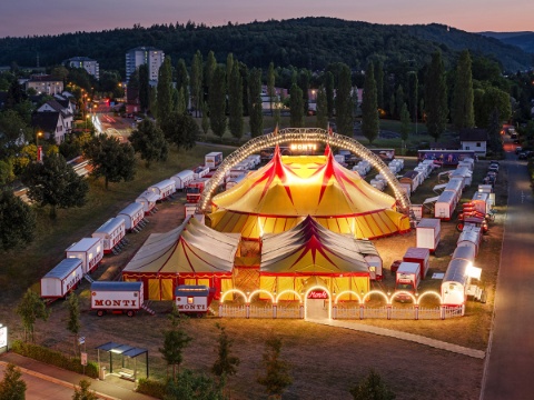 1200x900_Circus-Monti